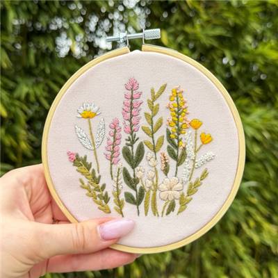 KIT BRODERIE AVEC TAMBOUR 15 CM - POESIE DES CHAMPS