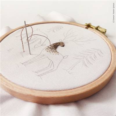 SNOWY DEER - KIT BRODERIE 16X16CM - TAMBOUR NON INCLUS - TAMAR NY