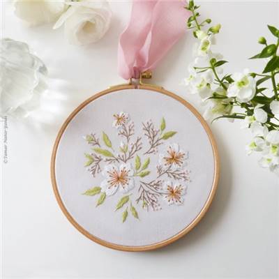 ALMOND BLOSSOM - KIT BRODERIE 21X21CM - TAMBOUR NON INCLUS - TAMAR NY