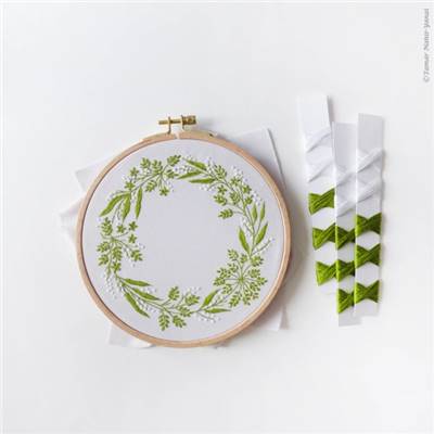 GREEN & WHITE WREATH - KIT BRODERIE 21X21CM - TAMBOUR NON INCLUS