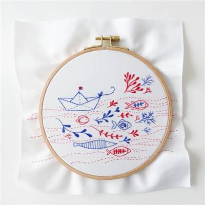 SAILING UPSTREAM - KIT BRODERIE 21X21CM - TAMBOUR NON INCLUS