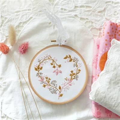 WILDFLOWERS HEART - KIT BRODERIE 16X16CM -TAMBOUR NON INCLUS-TAMAR NY