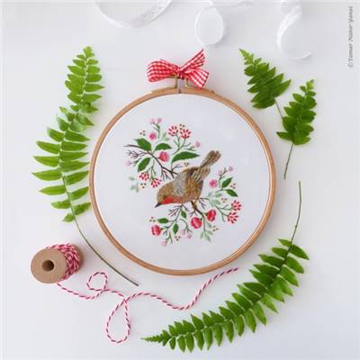 CHRISTMAS ROBIN BIRD-KIT BRODERIE 21X21CM-TAMBOUR NON INCLUS-TAMAR NY