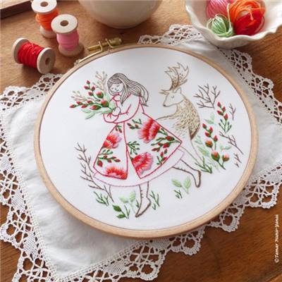 FESTIVE LADY & DEER-KIT BRODERIE 21X21CM-TAMBOUR NON INCLUS-TAMAR NY
