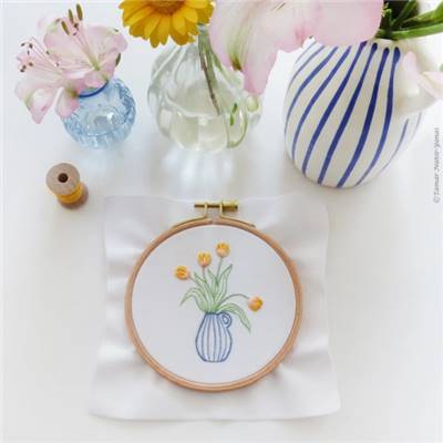 YELLOW TULIPS - KIT BRODERIE 16X16CM - TAMBOUR NON INCLUS - TAMAR NY
