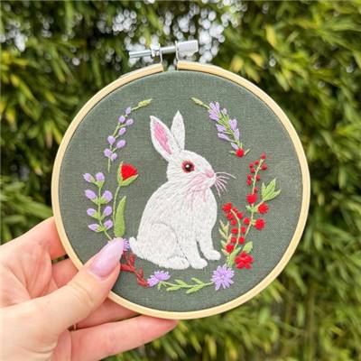 KIT BRODERIE AVEC TAMBOUR 15 CM - LAPIN AU JARDIN