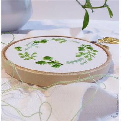 CHRISTMAS CROWN - KIT BRODERIE 16X16CM - TAMBOUR NON INCLUS-TAMAR NY