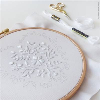 WHITE HEART - KIT BRODERIE 21X21CM - TAMBOUR NON INCLUS - TAMAR NY