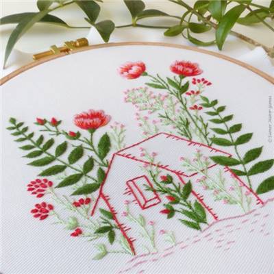 BETWEEN THE FLOWERS - KIT BRODERIE 21X21CM - TAMBOUR NON INCLUS
