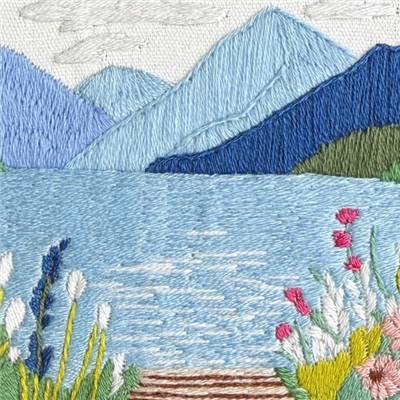 KIT BRODERIE AVEC TAMBOUR 15 CM - LES FLEURS DU LAC BLEU