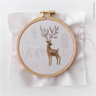 SNOWY DEER - KIT BRODERIE 16X16CM - TAMBOUR NON INCLUS - TAMAR NY