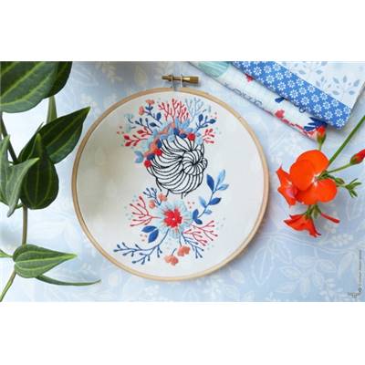 FLOWER CROWN LADY - KIT BRODERIE 21X21CM-TAMBOUR NON INCLUS -TAMAR NY