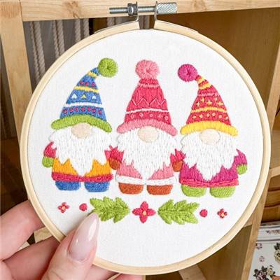 KIT BRODERIE AVEC TAMBOUR 15 CM - LES GNOMES DU PERE NOEL