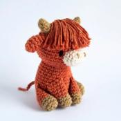 KIT AMIGURUMI HOOOKED - AIDAN LA VACHE HIGHLAND