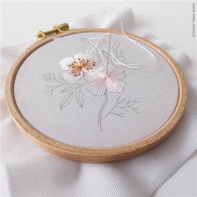 ALMOND BLOSSOM MINI-KIT BRODERIE 16X16CM-TAMBOUR NON INCLUS-TAMAR NY