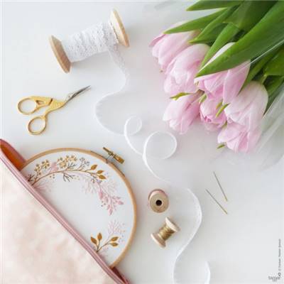 WILDFLOWERS CIRCLE - KIT BRODERIE 21X21CM-TAMBOUR NON INCLUS-TAMAR NY