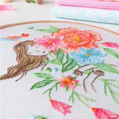 BLOOMING GIRL - KIT BRODERIE 21X21CM - TAMBOUR NON INCLUS
