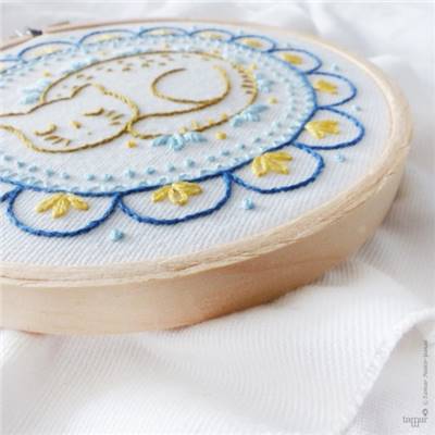 SLEEPY CAT - KIT BRODERIE 16X16CM - TAMBOUR NON INCLUS - TAMAR NY