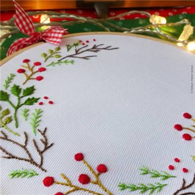 CHRISTMAS WREATH - KIT BRODERIE 21X21CM - TAMBOUR NON INCLUS - TAMAR