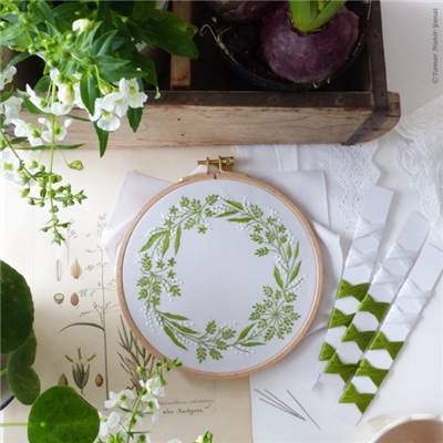 GREEN & WHITE WREATH - KIT BRODERIE 21X21CM - TAMBOUR NON INCLUS