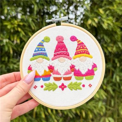 KIT BRODERIE AVEC TAMBOUR 15 CM - LES GNOMES DU PERE NOEL