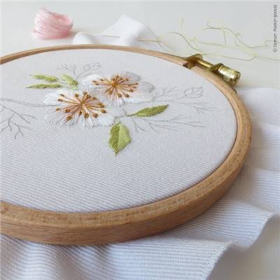 ALMOND BLOSSOM MINI-KIT BRODERIE 16X16CM-TAMBOUR NON INCLUS-TAMAR NY