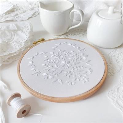 WHITE HEART - KIT BRODERIE 21X21CM - TAMBOUR NON INCLUS - TAMAR NY
