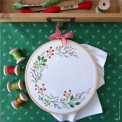 CHRISTMAS WREATH - KIT BRODERIE 21X21CM - TAMBOUR NON INCLUS - TAMAR