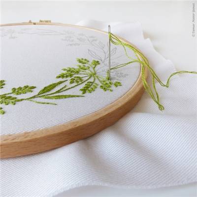 GREEN & WHITE WREATH - KIT BRODERIE 21X21CM - TAMBOUR NON INCLUS