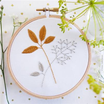 GOLD & GREY LEAVES -KIT BRODERIE 16X16CM -TAMBOUR NON INCLUS-TAMAR NY