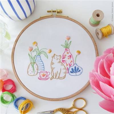 TULIPS AND CAT - KIT BRODERIE 21X21CM - TAMBOUR NON INCLUS - TAMAR NY
