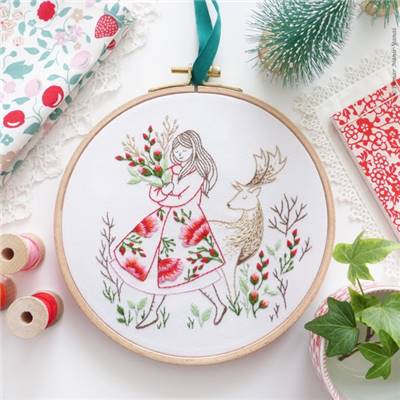 FESTIVE LADY & DEER-KIT BRODERIE 21X21CM-TAMBOUR NON INCLUS-TAMAR NY