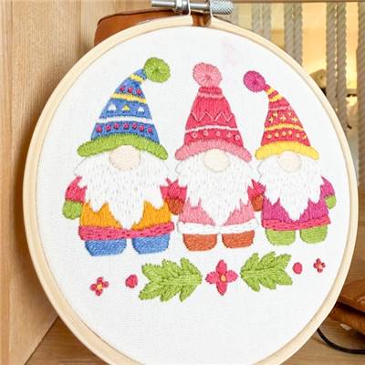 KIT BRODERIE AVEC TAMBOUR 15 CM - LES GNOMES DU PERE NOEL