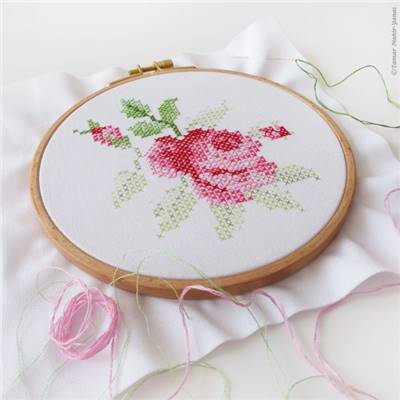 CROSS STITCH ROSE - KIT BRODERIE 21X21CM - TAMBOUR NON INCLUS