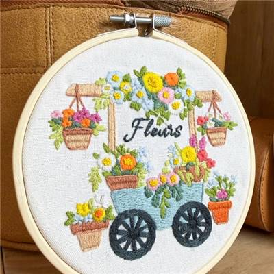 KIT BRODERIE AVEC TAMBOUR 15 CM - LA BROUETTE FLEURIE