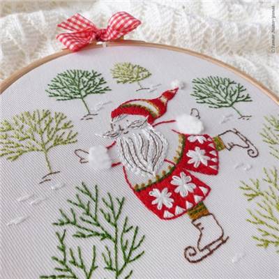 SKATING SANTA - KIT BRODERIE 21X21CM - TAMBOUR NON INCLUS - TAMAR NY
