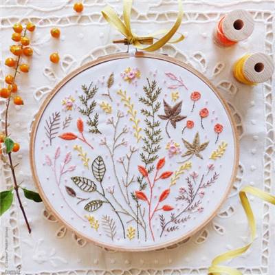 AUTUMN LEAVES - KIT BRODERIE 21X21CM - TAMBOUR NON INCLUS - TAMAR NY