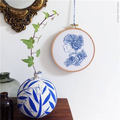 BLUE ROSE LADY - KIT BRODERIE 21X21CM - TAMBOUR NON INCLUS - TAMAR NY