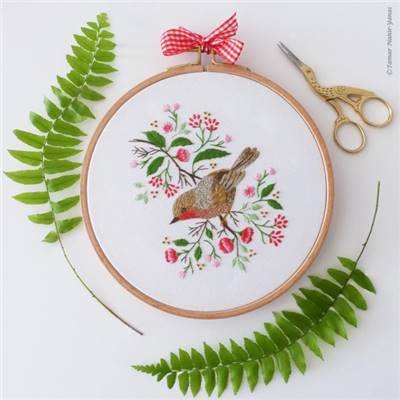 CHRISTMAS ROBIN BIRD-KIT BRODERIE 21X21CM-TAMBOUR NON INCLUS-TAMAR NY