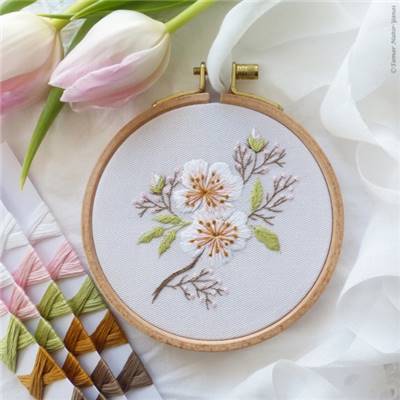 ALMOND BLOSSOM MINI-KIT BRODERIE 16X16CM-TAMBOUR NON INCLUS-TAMAR NY