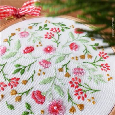 CHRISTMAS FLOWERS - KIT BRODERIE 16X16CM -TAMBOUR NON INCLUS-TAMAR NY
