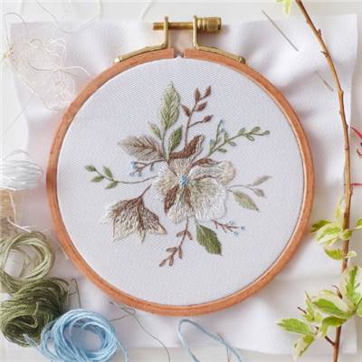 FALLING INTO BLOOM - KIT BRODERIE 16X16CM - TAMBOUR NON INCLUS