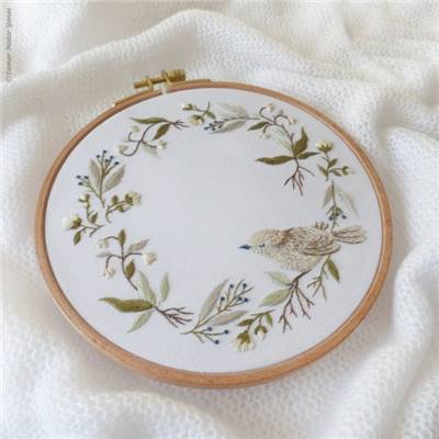 BIRD & WREATH - KIT BRODERIE 21X21CM - TAMBOUR NON INCLUS - TAMAR NY