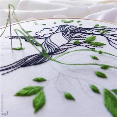 FOREST GIRL - KIT BRODERIE 21X21CM - TAMBOUR NON INCLUS - TAMAR NY