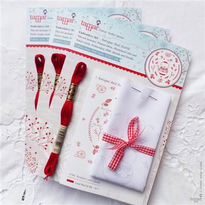 ANTIQUE RED KETTLE - KIT BRODERIE 21X21CM-TAMBOUR NON INCLUS-TAMAR NY