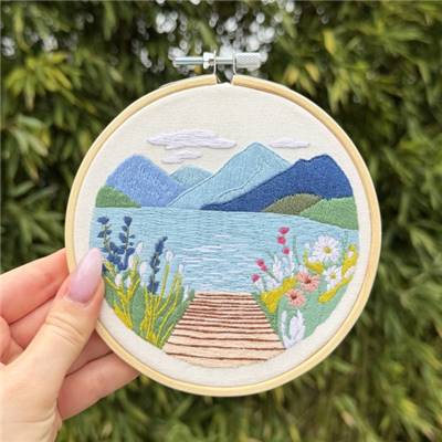KIT BRODERIE AVEC TAMBOUR 15 CM - LES FLEURS DU LAC BLEU