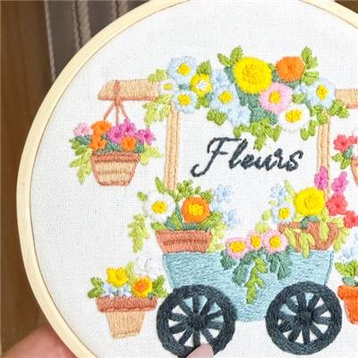 KIT BRODERIE AVEC TAMBOUR 15 CM - LA BROUETTE FLEURIE