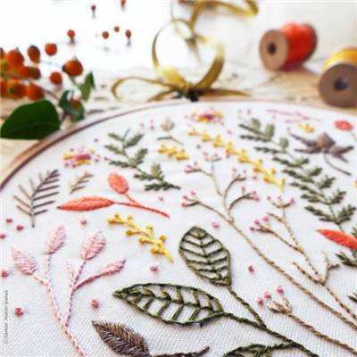 AUTUMN LEAVES - KIT BRODERIE 21X21CM - TAMBOUR NON INCLUS - TAMAR NY