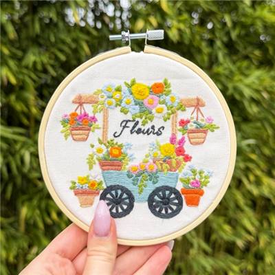 KIT BRODERIE AVEC TAMBOUR 15 CM - LA BROUETTE FLEURIE