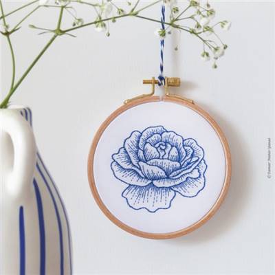 THE BLUE ROSE - KIT BRODERIE 16X16CM - TAMBOUR NON INCLUS - TAMAR NY